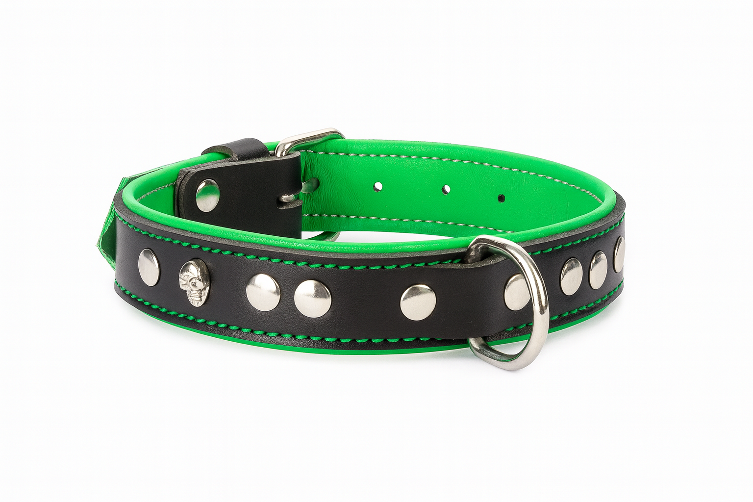 Collare in Pelle Nera con Imbottitura Verde e Borchie a Teschio